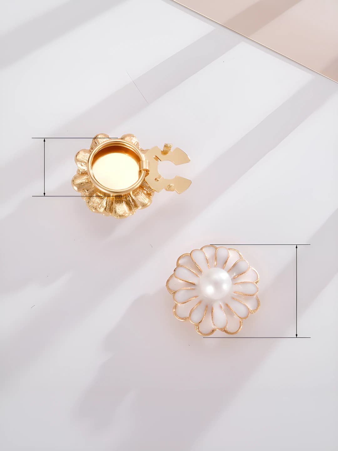 Enamel pearl flower collar button