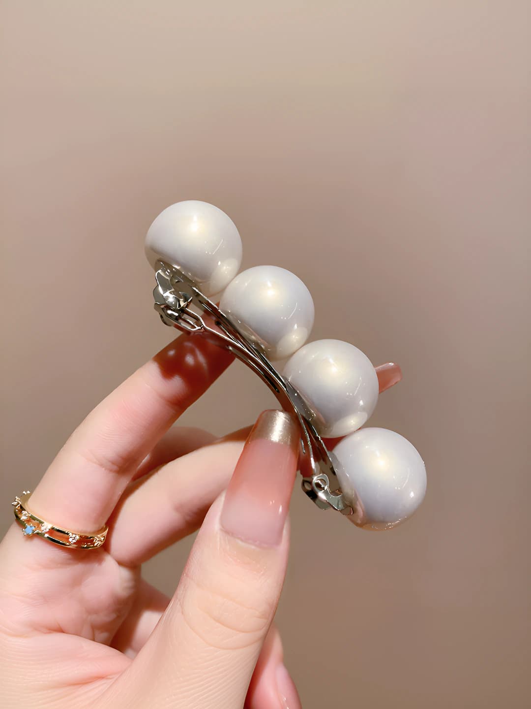 Classic off-white pearl (~8.5 cm)
