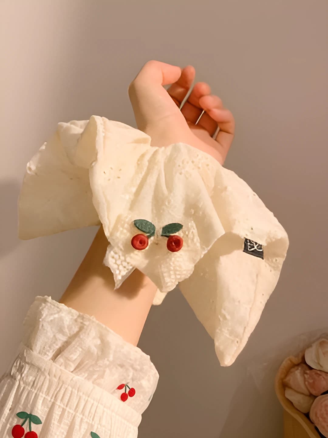 Белый с сердцем и вишней, 12 см