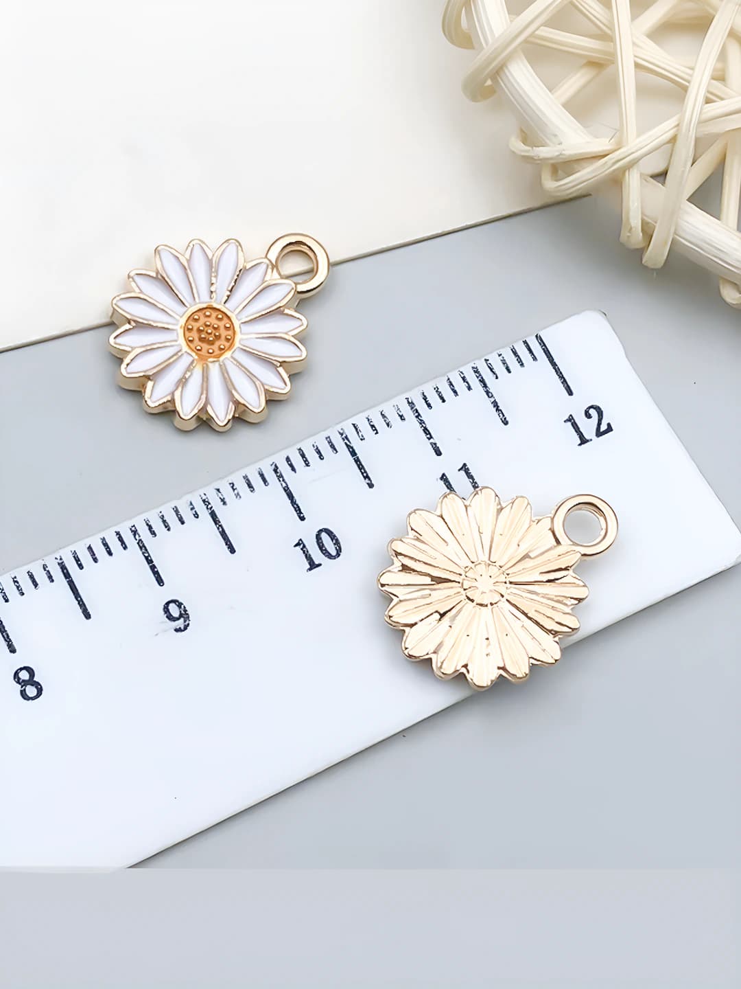 1 White Enamel Small Dandelion - 13x16mm - 1.1g