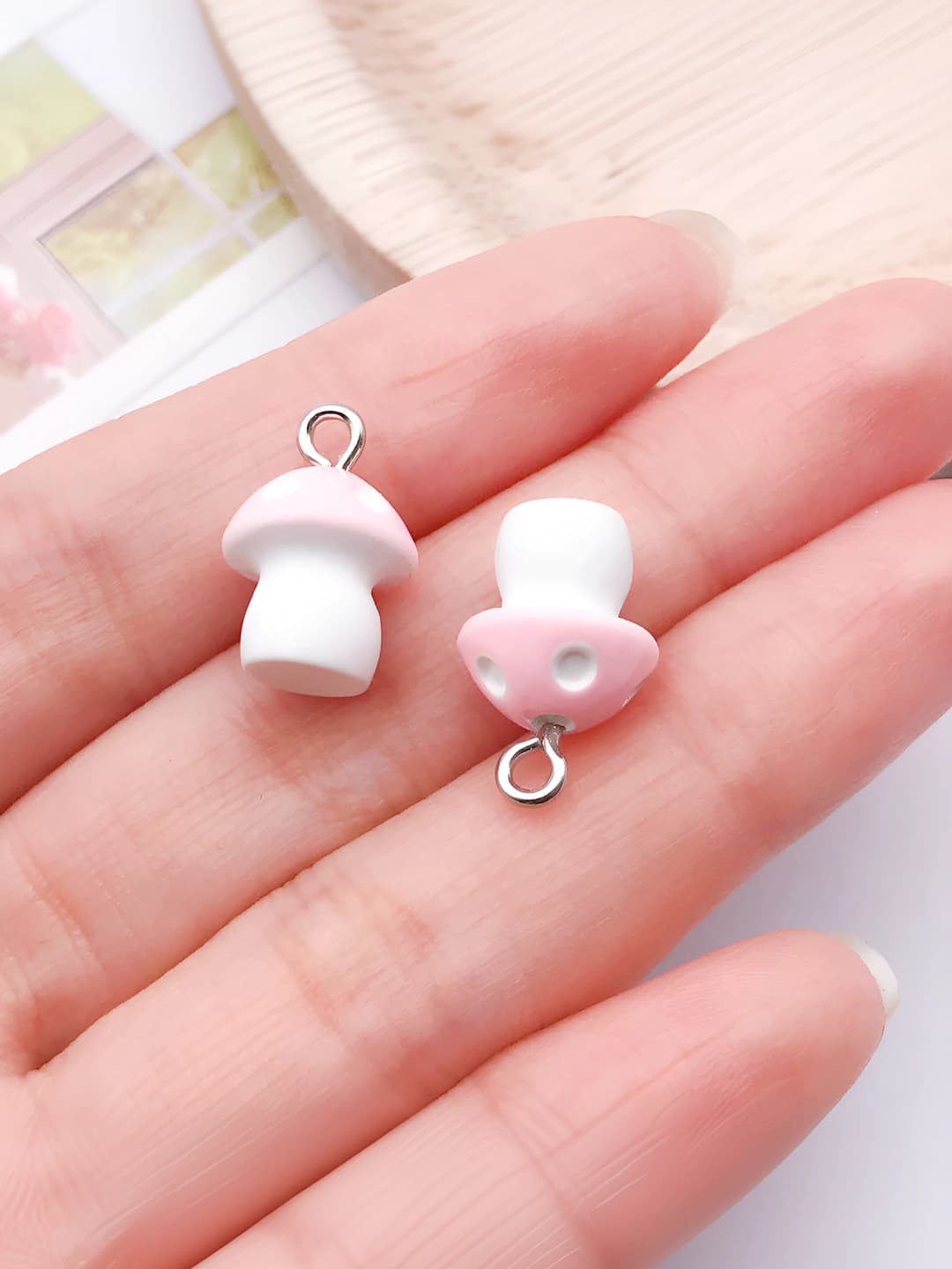 1 pink resin hand-painted white dots mushroom 11x17mm-1g
