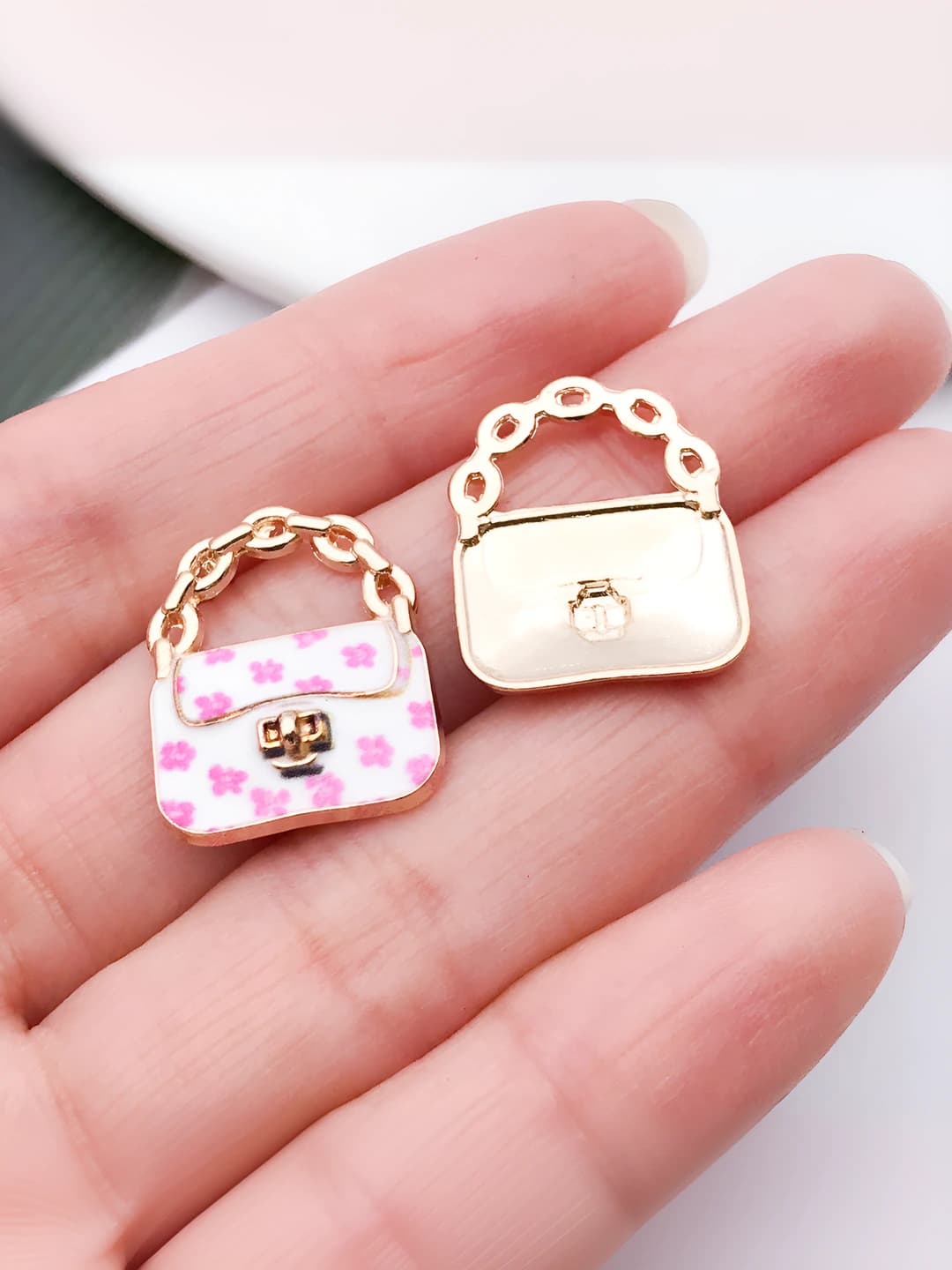 1 dona kc oltin pushti, oqsimon bo'yoq, naqshli, o'yma zanjirli, sakura charm 20x16mm-1.2g