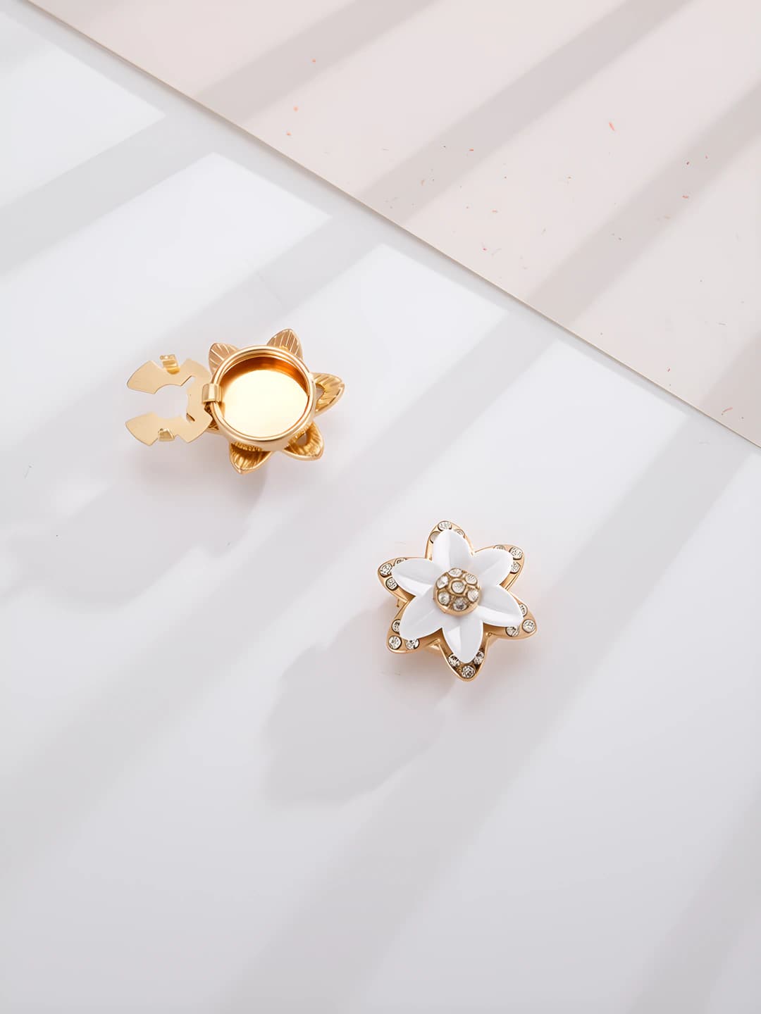 D3208 Painted flower collar button