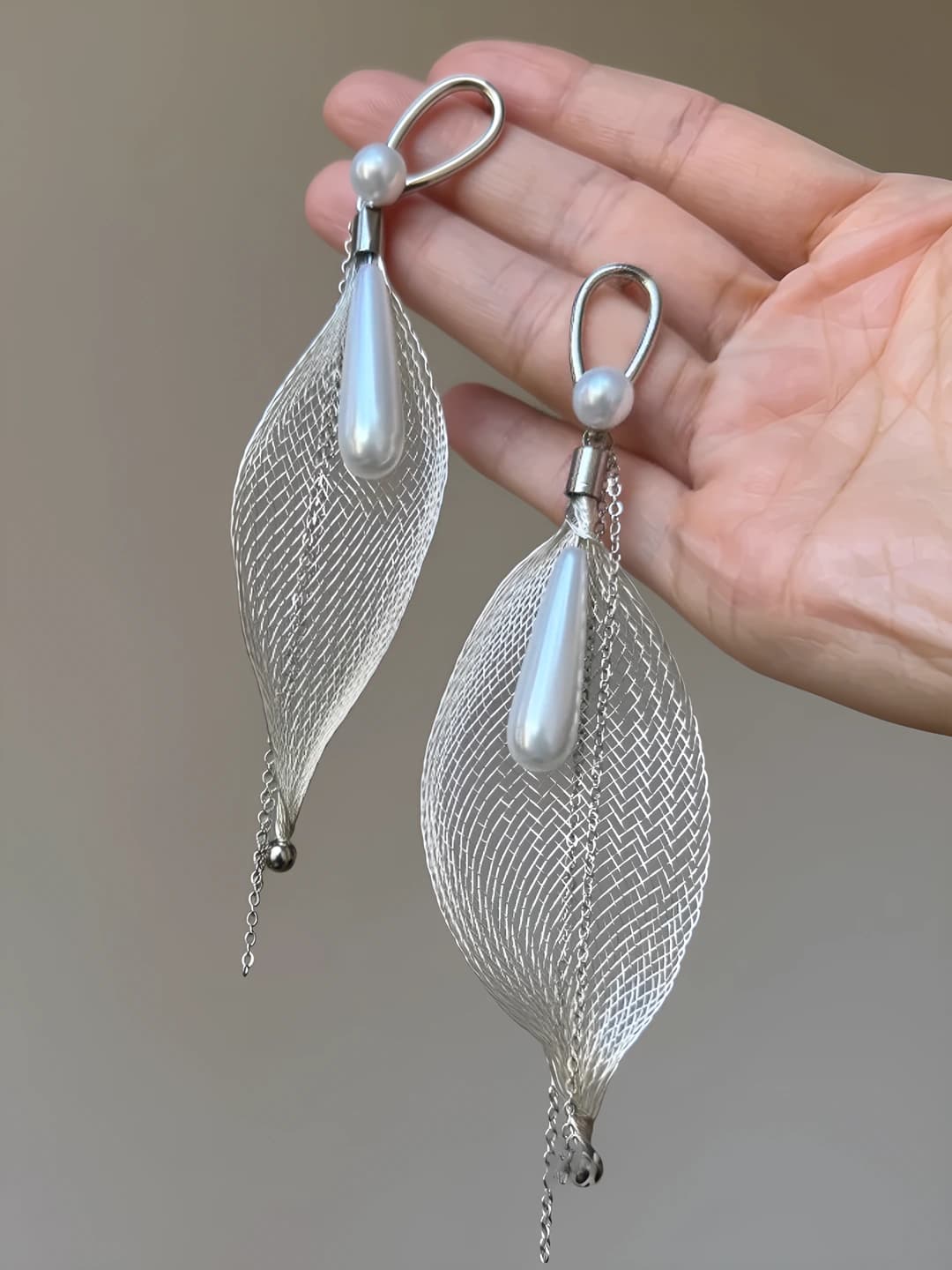 Women's flower-shaped faux pearl earrings