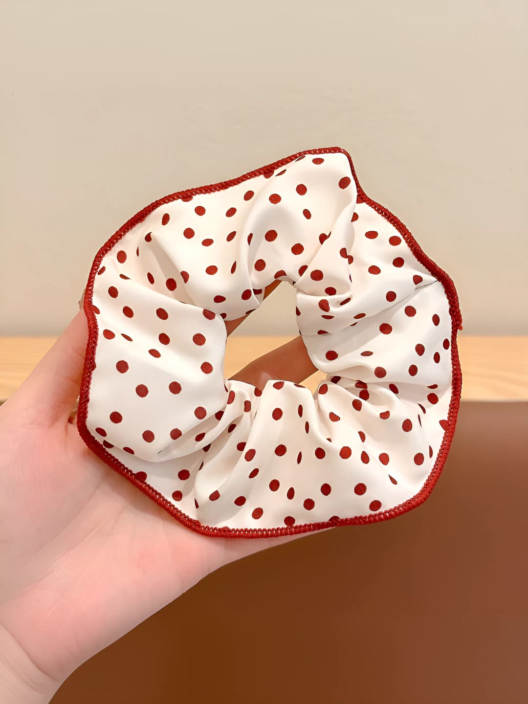 White polka dot, 14 cm