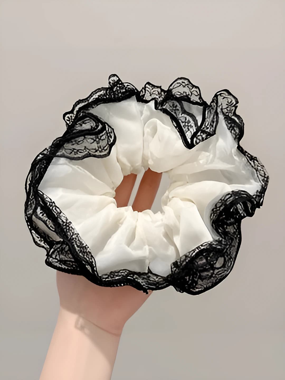White lace edge 2 layers - 17 cm
