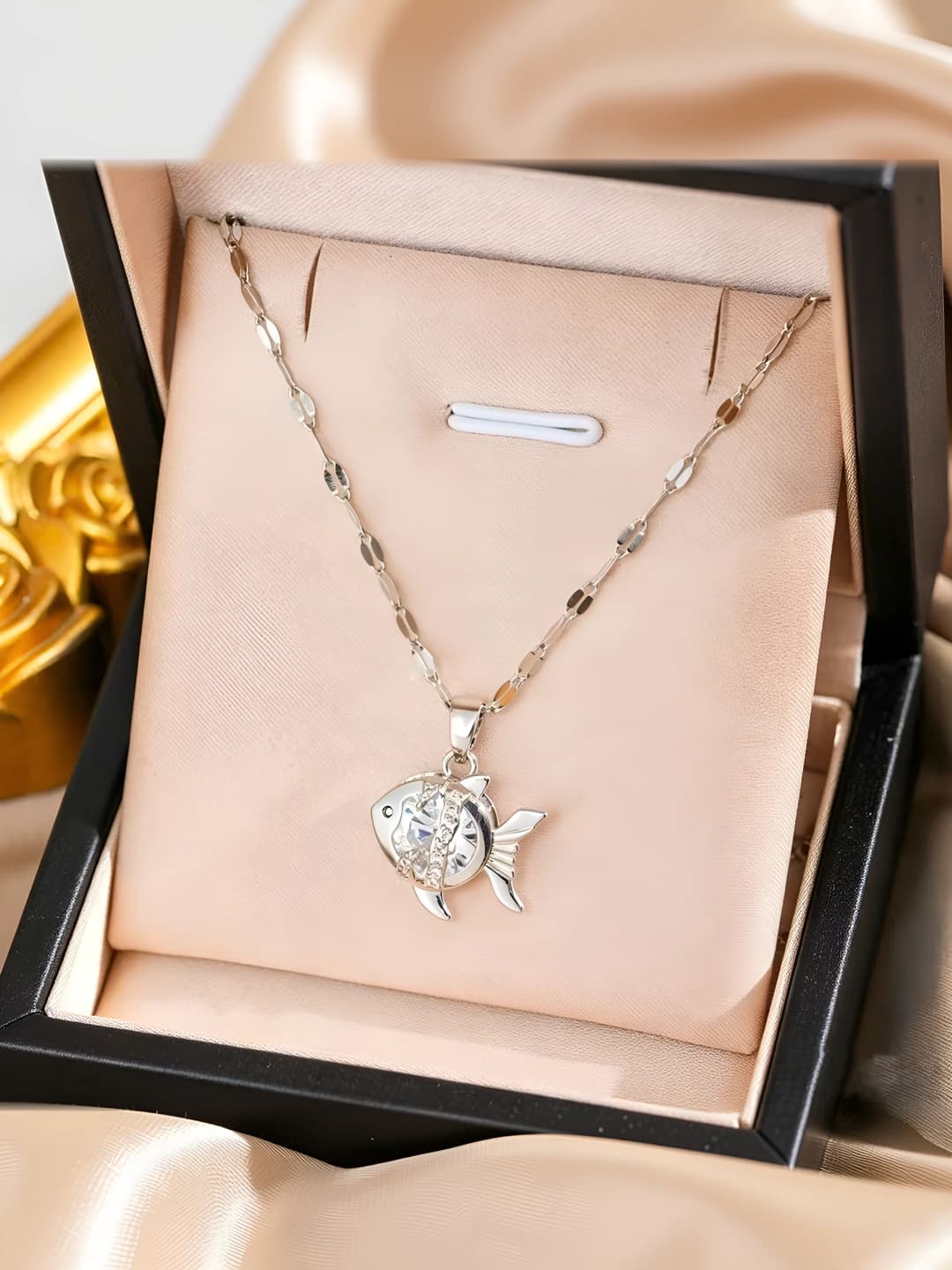 Серебро-белый