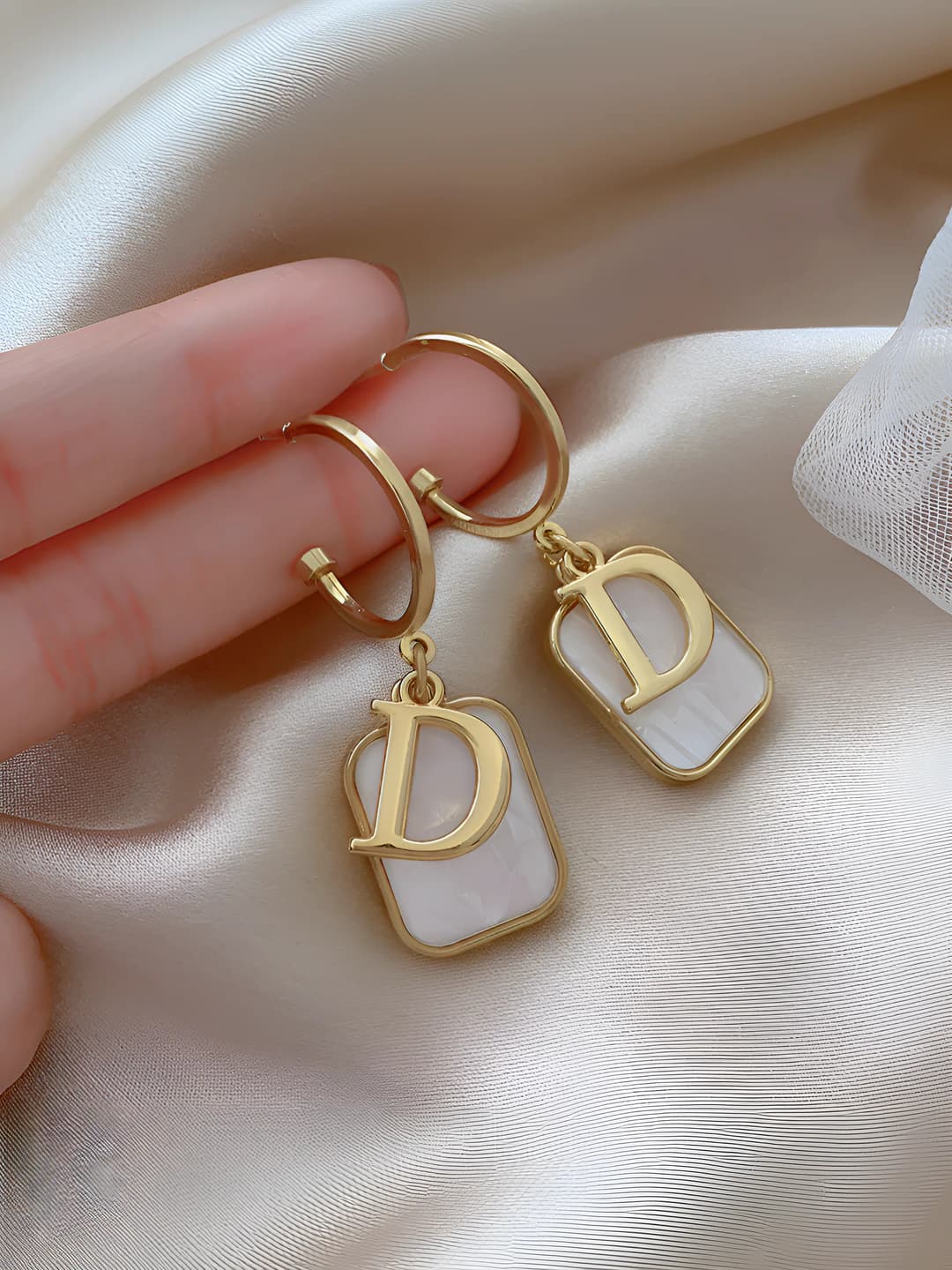 Women's letter D drop earrings in light luxury style