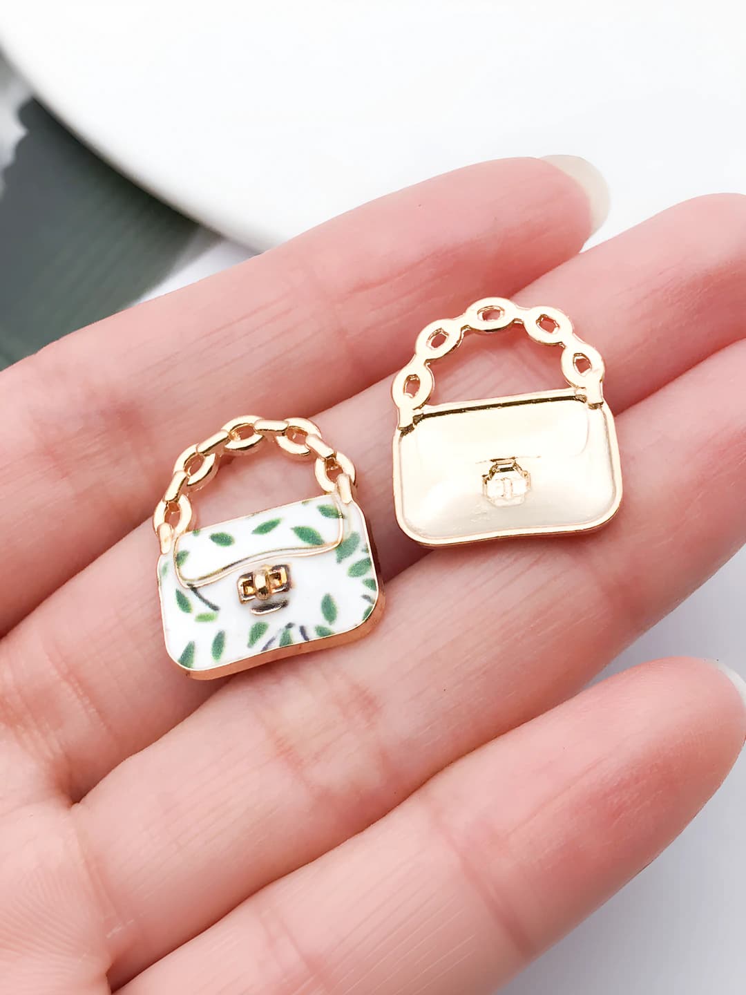1 dona kc oltin oq rangli, oqsimon bo'yoq, naqshli, o'yma zanjirli, bambuk bargi charm 20x16mm-1.2g
