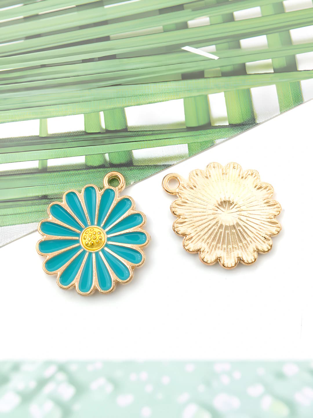 Light blue daisy 18x21mm