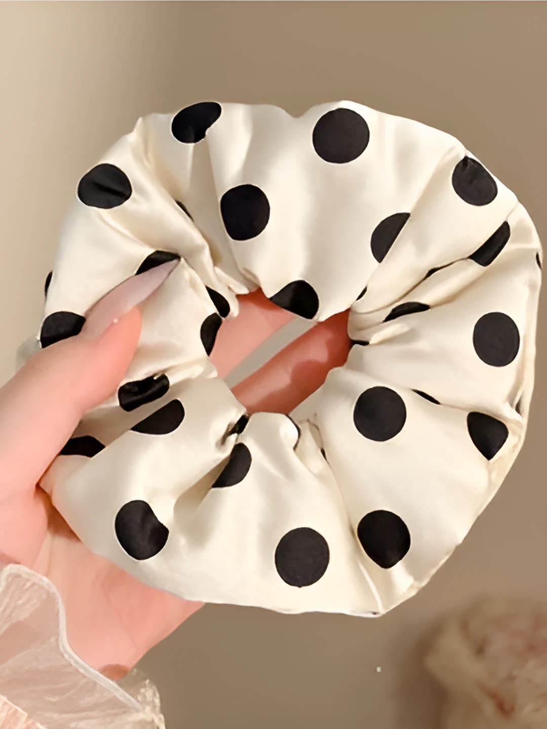 White polka dot, 13 cm