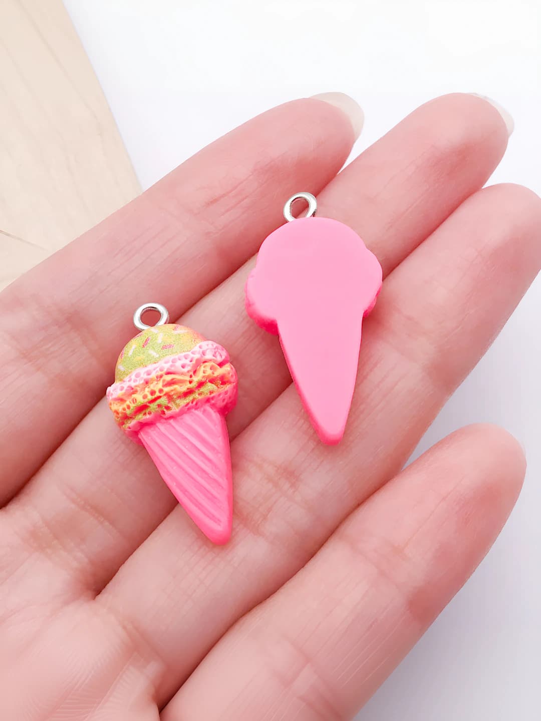 Rose red resin ice cream 27x14x7mm-1.3g