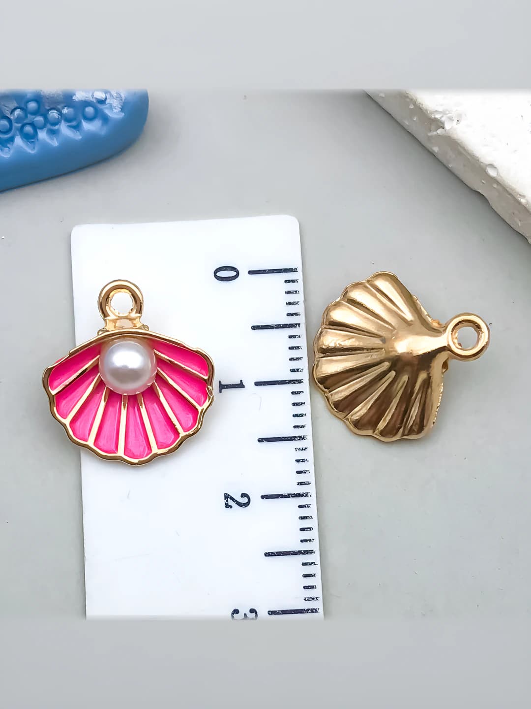 Malina rangli konchali okean marvaridi ABS qovurg'a bilan 16x15mm-0.85g