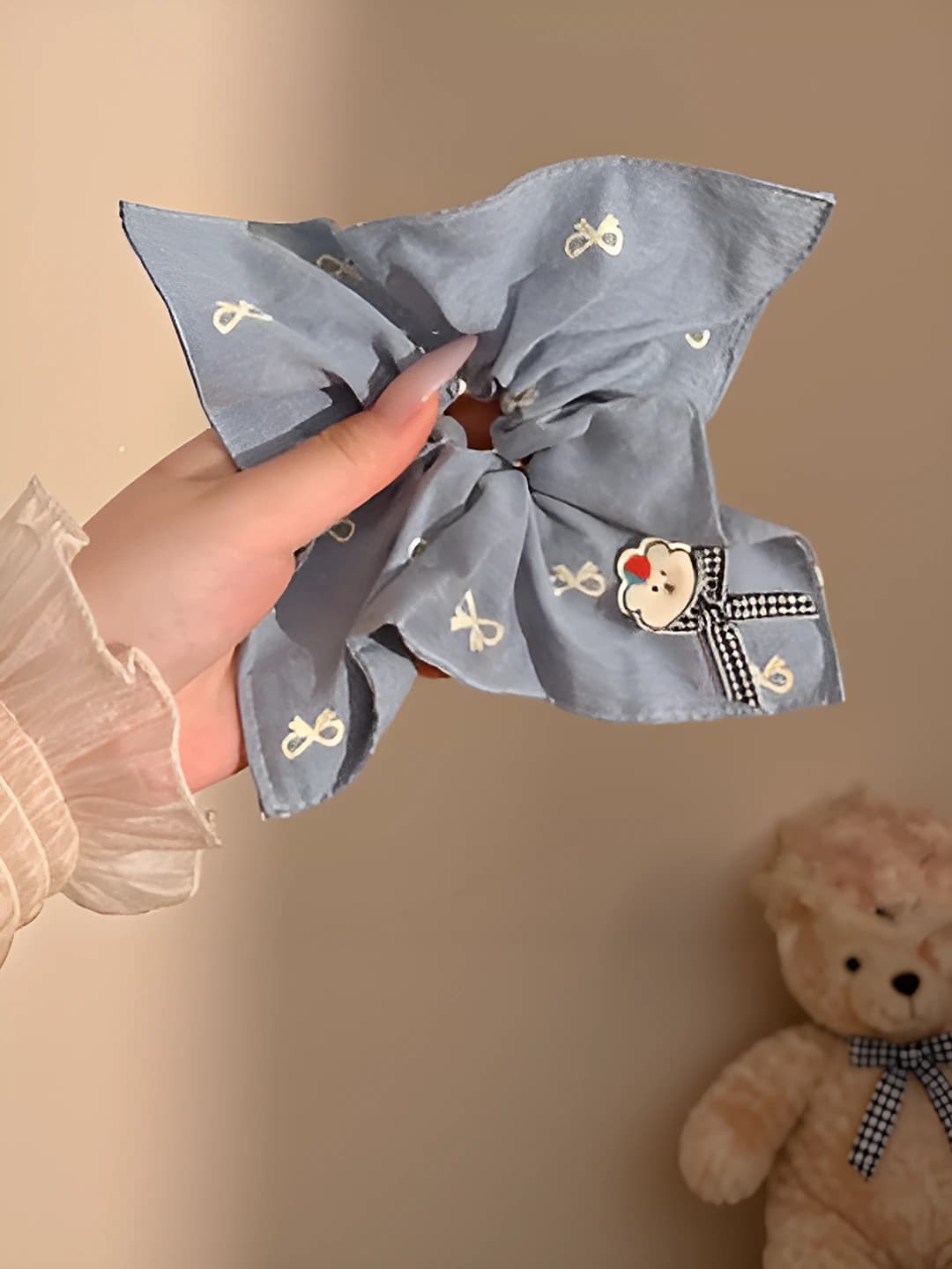 Blue bow, square