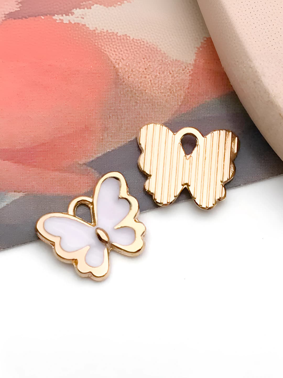 Белая бабочка 13x10.5mm