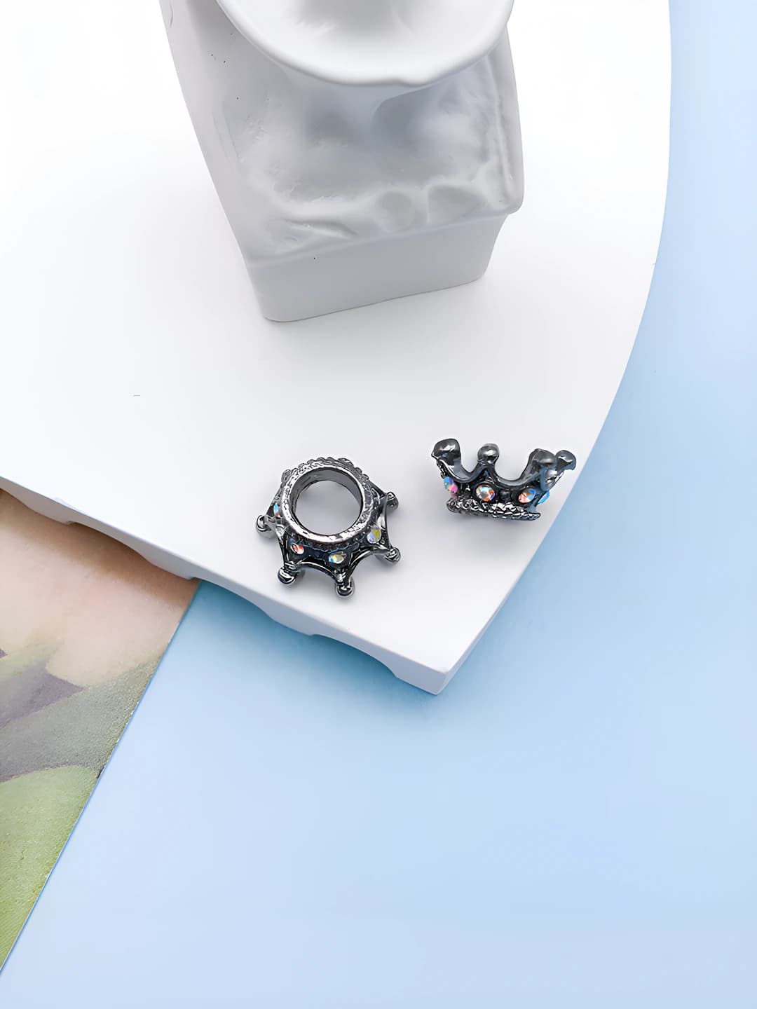 1 dark black crown, with diamonds