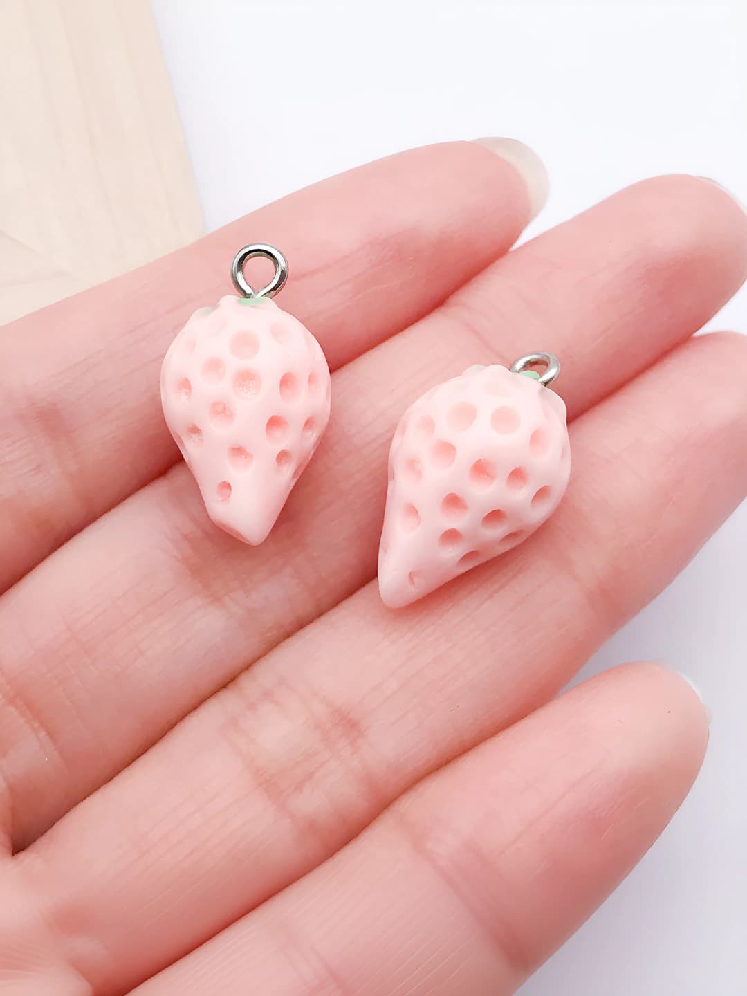 Pink 3D strawberry, 21x11mm