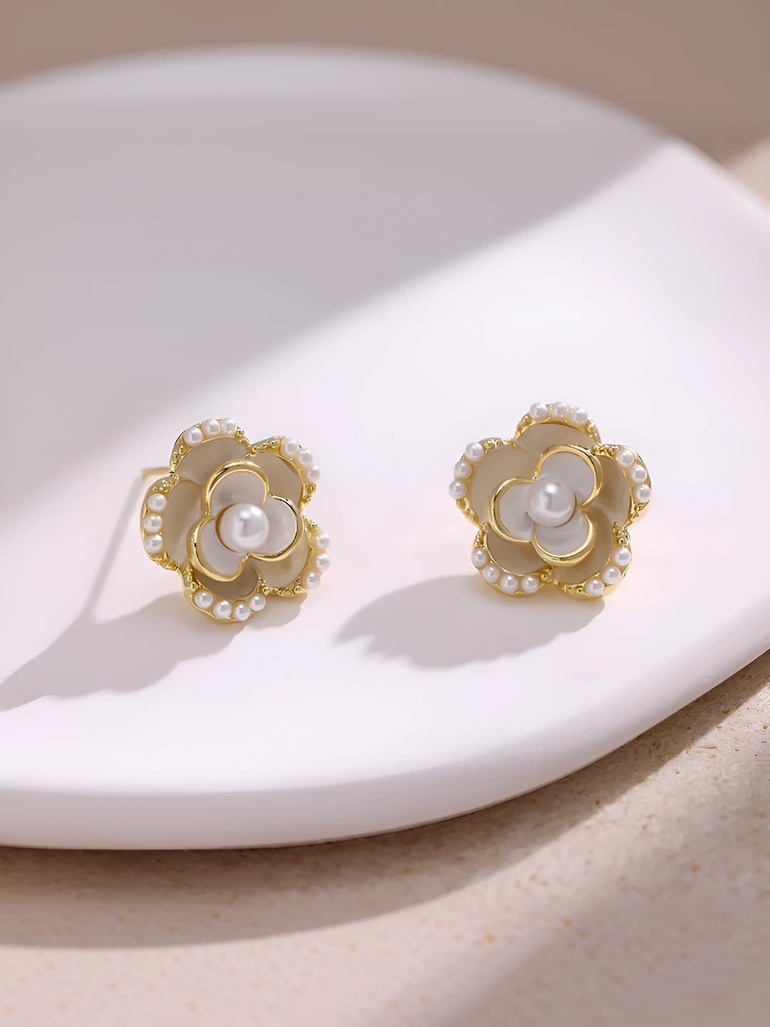 Gold-white