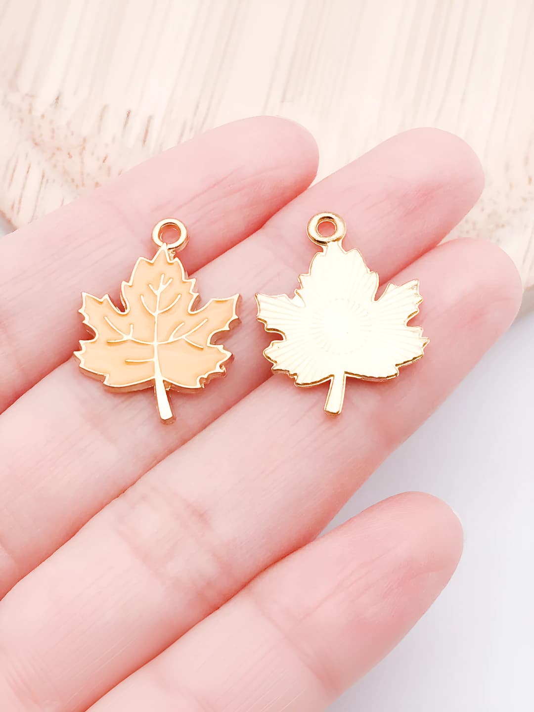 Жёлтый кленовый лист 22x16mm