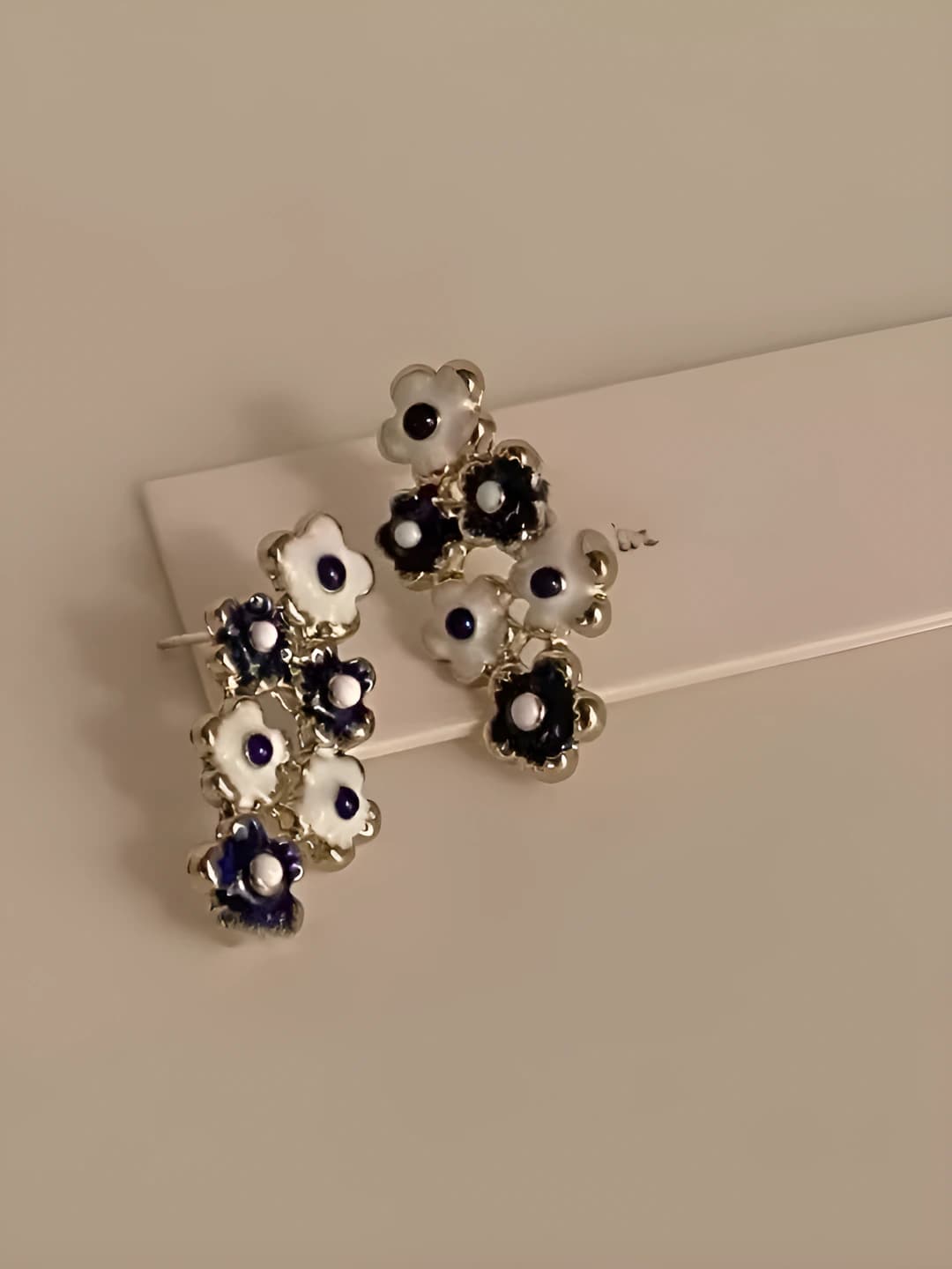 Women's blue and white small floral stud earrings, Japanese style, cute and elegant design for autumn-winter