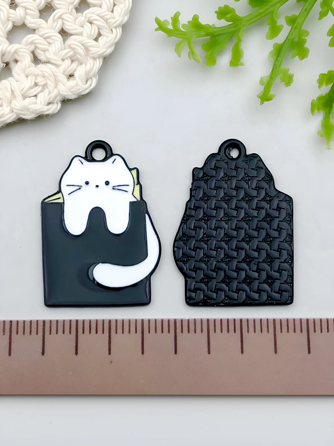 1 pc Pensive cat, 27x19mm, 2.0g