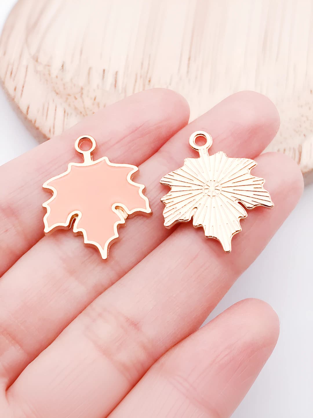Оранжевый кленовый лист 18x23mm