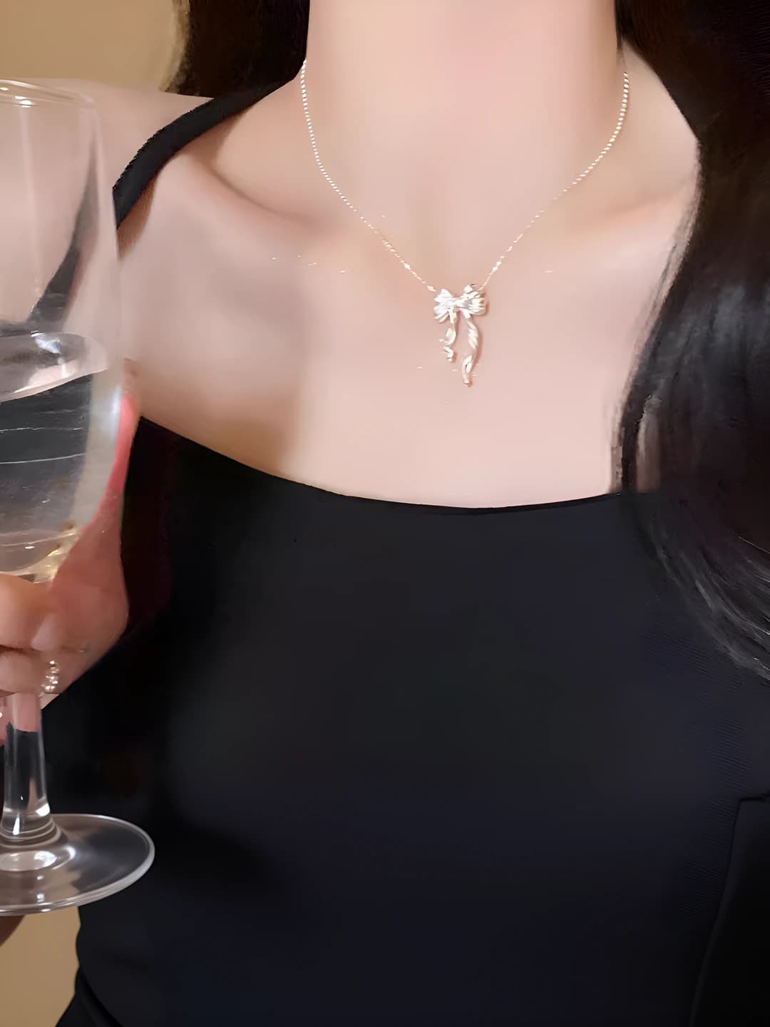 Silver bow necklace