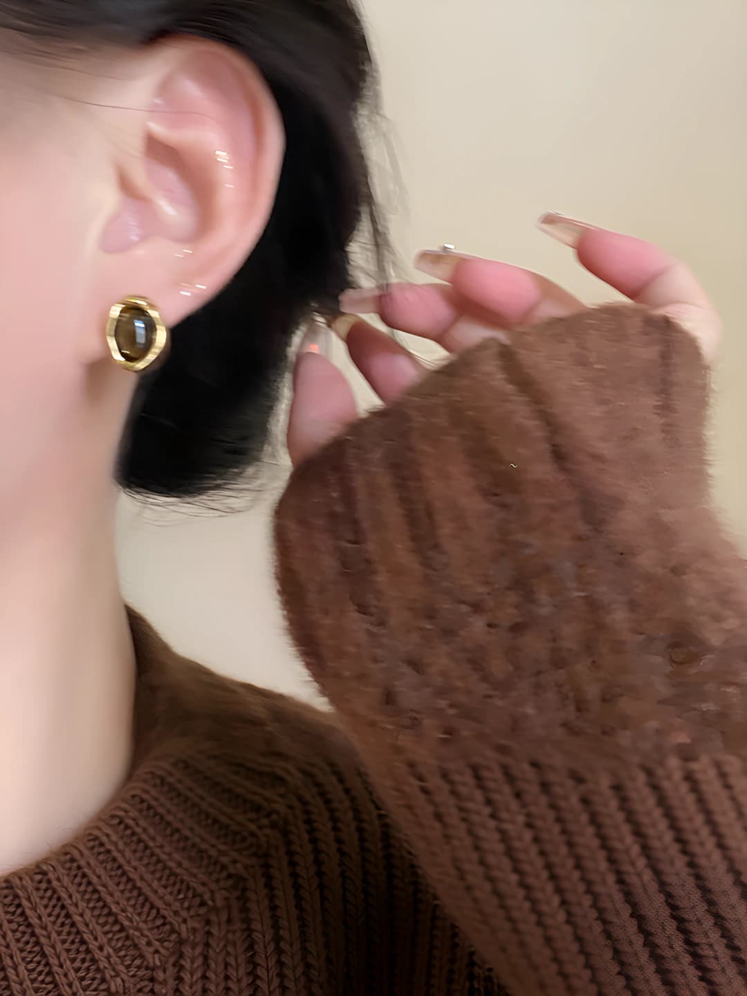 Women's tiger eye earrings in caramel color with retro style
