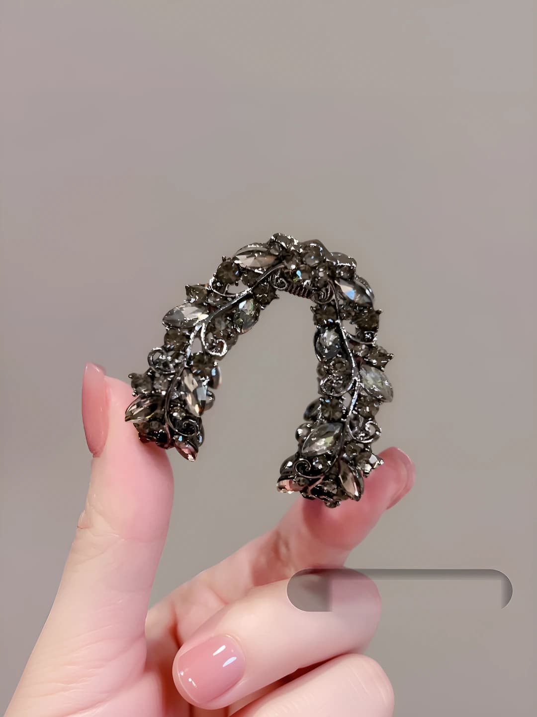 Sparkling diamond leaf clip