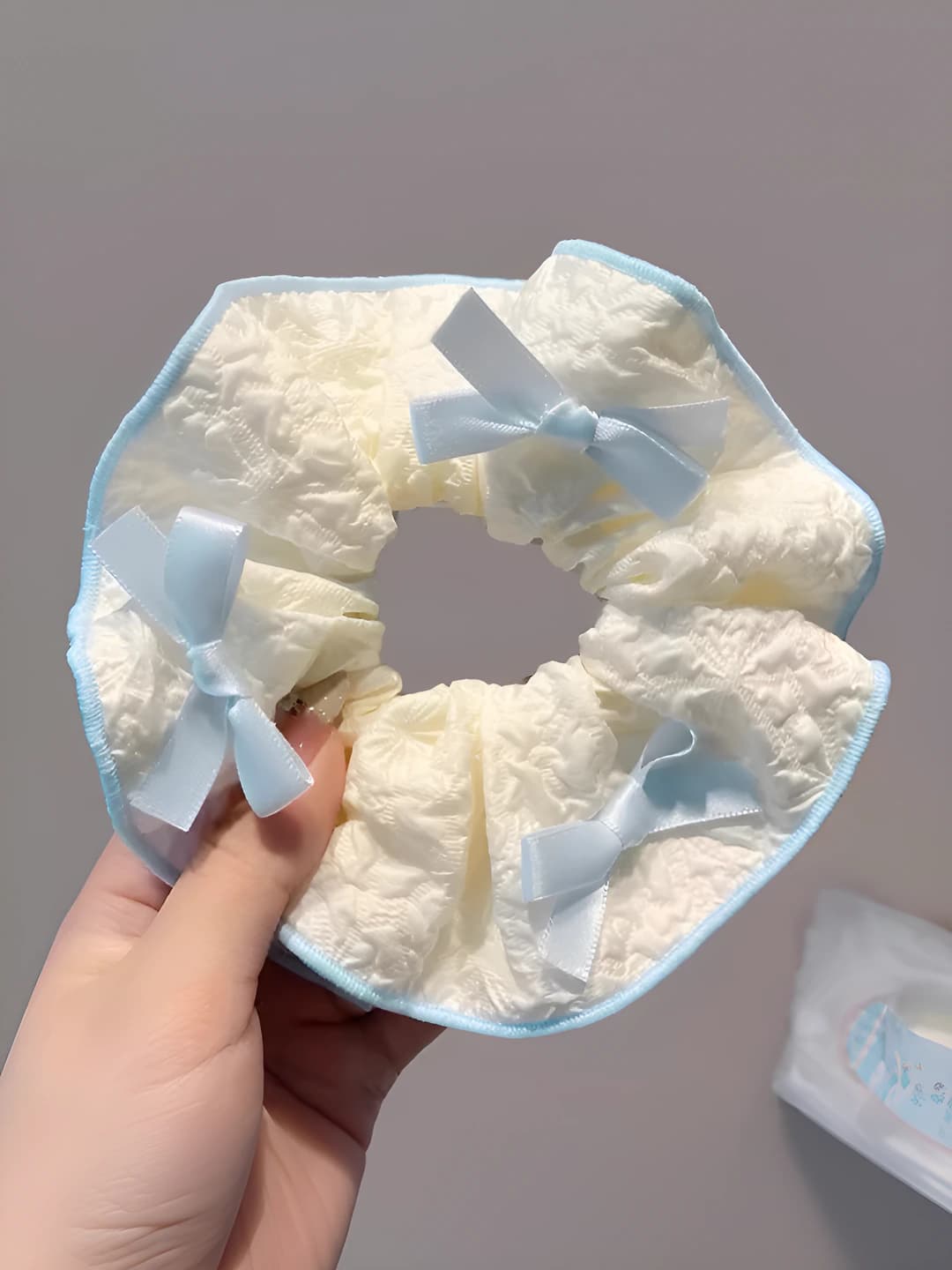 Blue-white bow, white 10 cm
