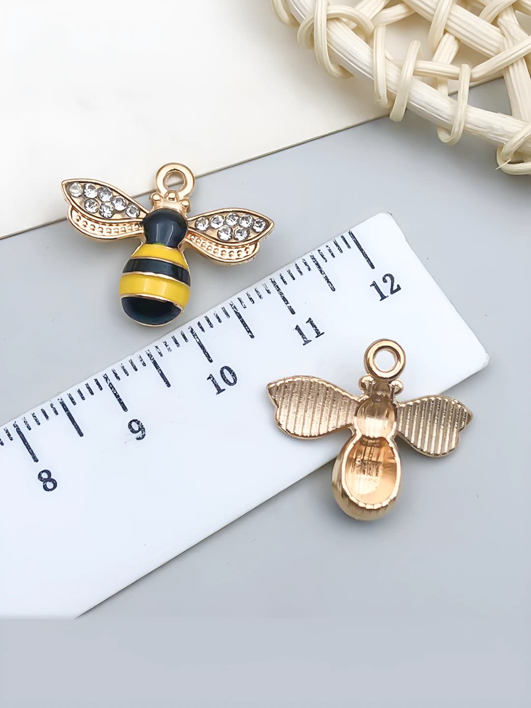 1 Yellow Enamel Bee - 18x22mm - 1.5g