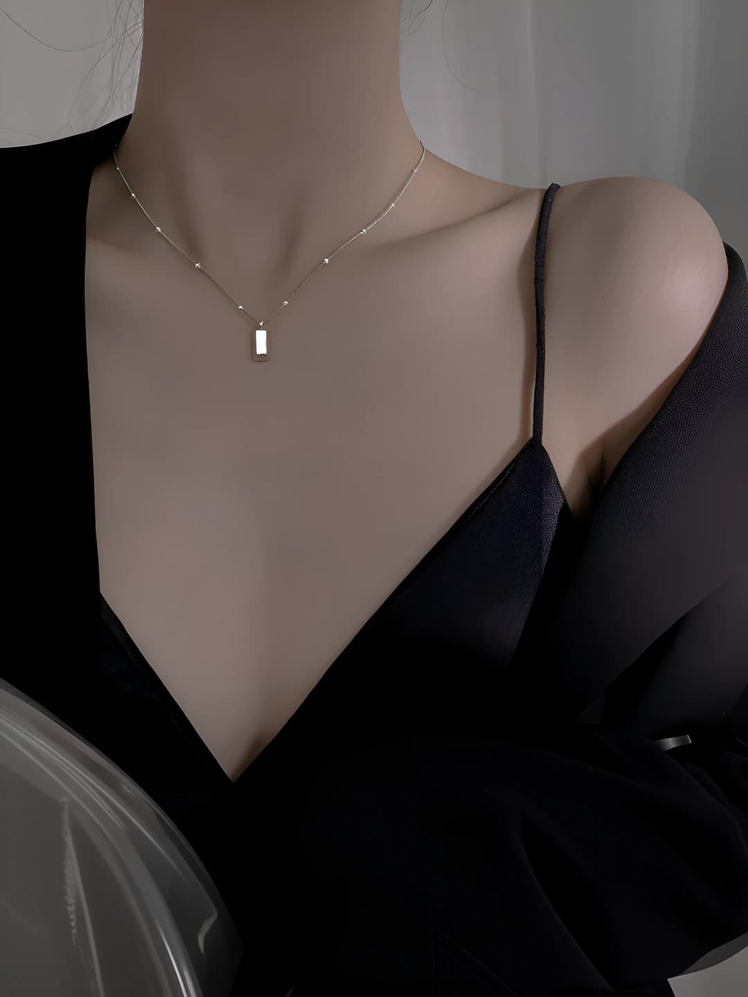 Women's short chain with geometric stone in gold color in simple style