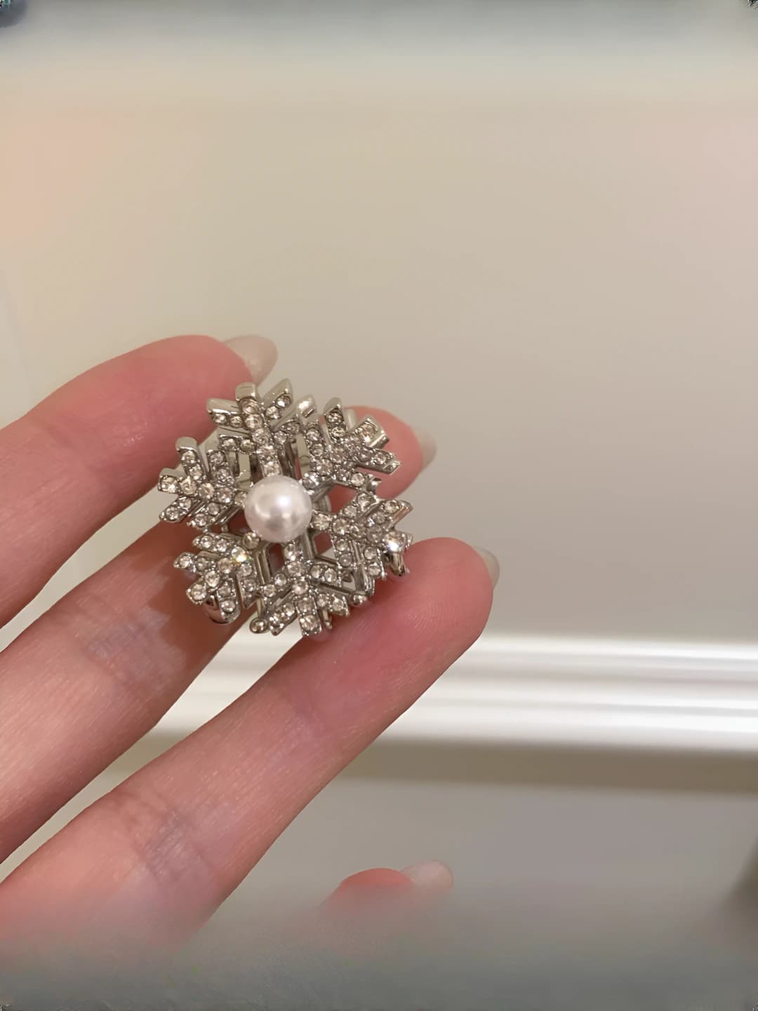 Pearl snowflake claw clip