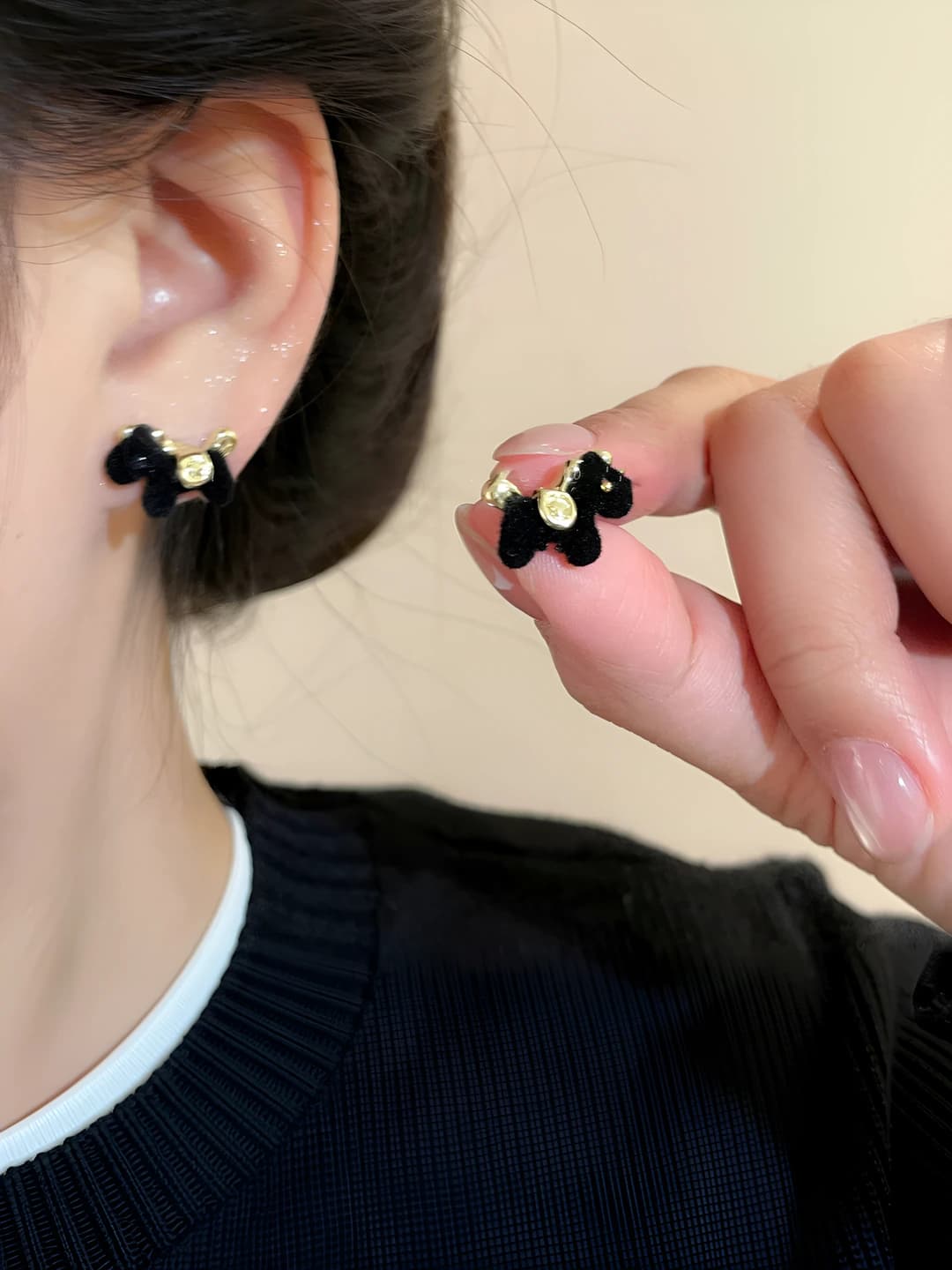 Black felt horse stud earrings