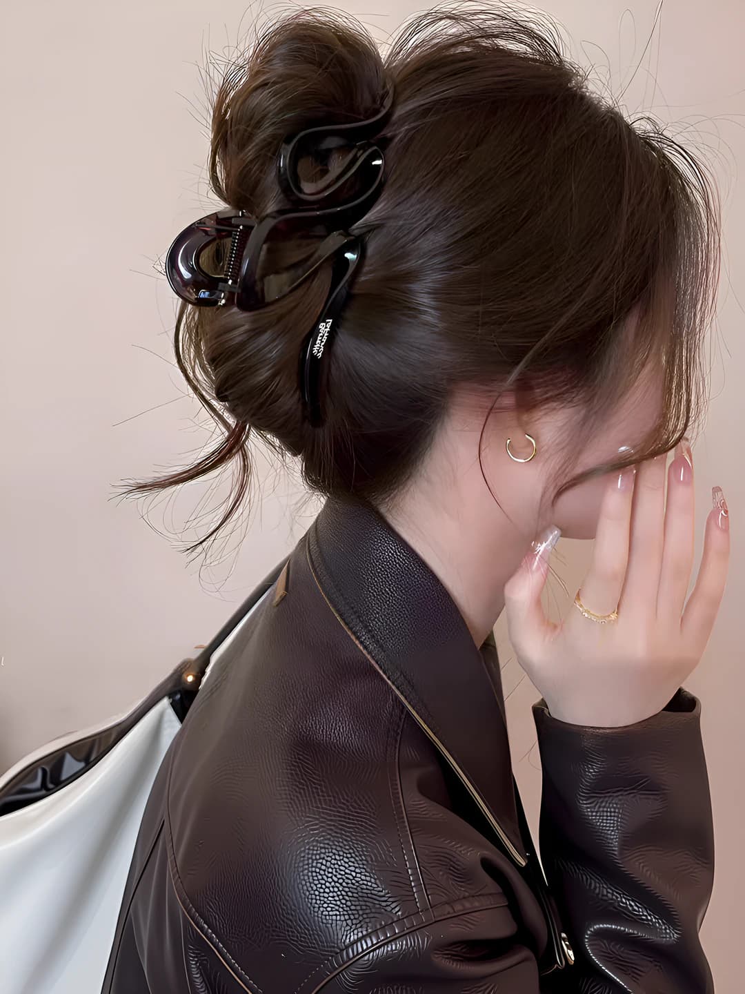 Glossy black wavy clip 13.5 cm