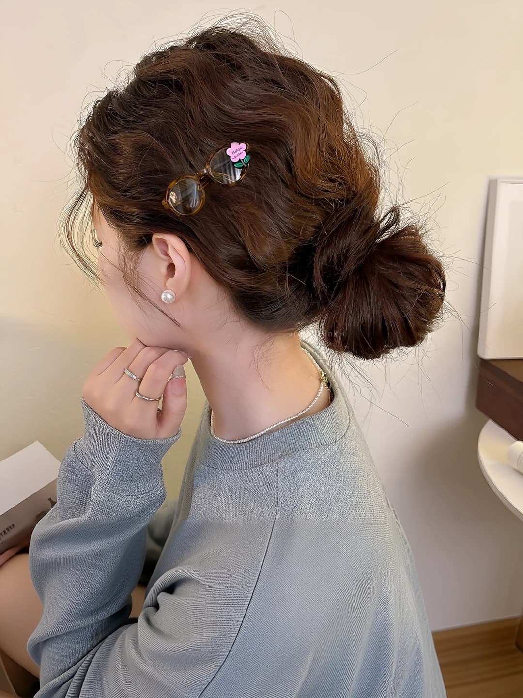 Floral glasses clip