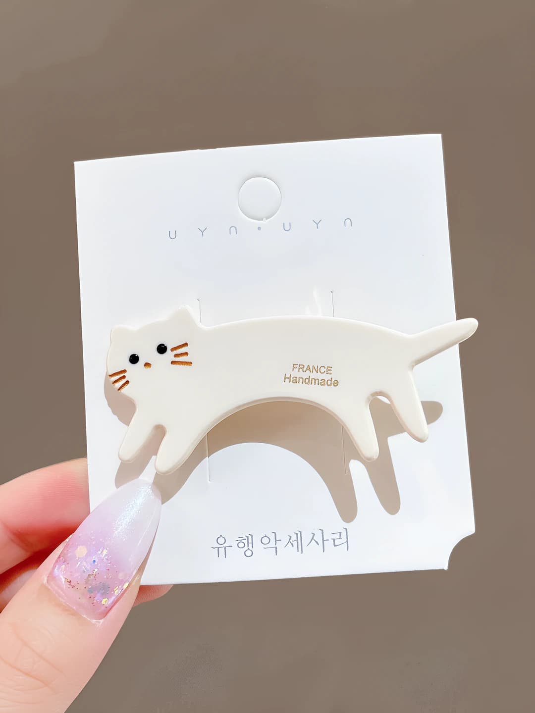 Beige cat hair clip, ~6.5 cm