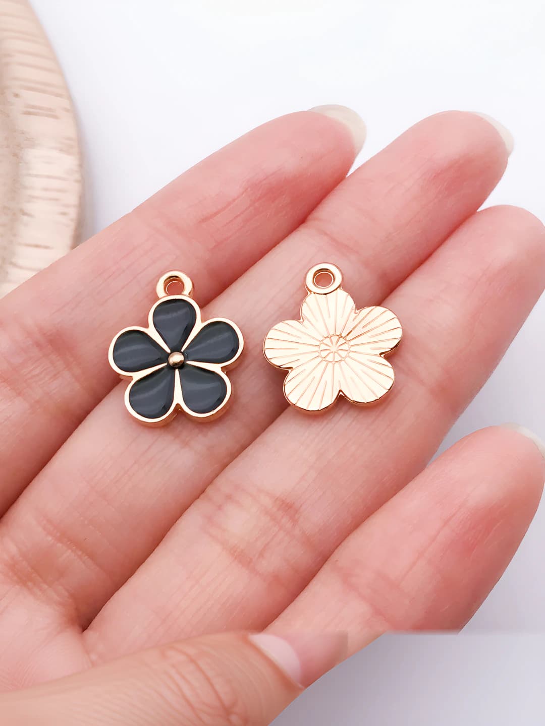 1 pc, black, 14x17mm, 0.9g