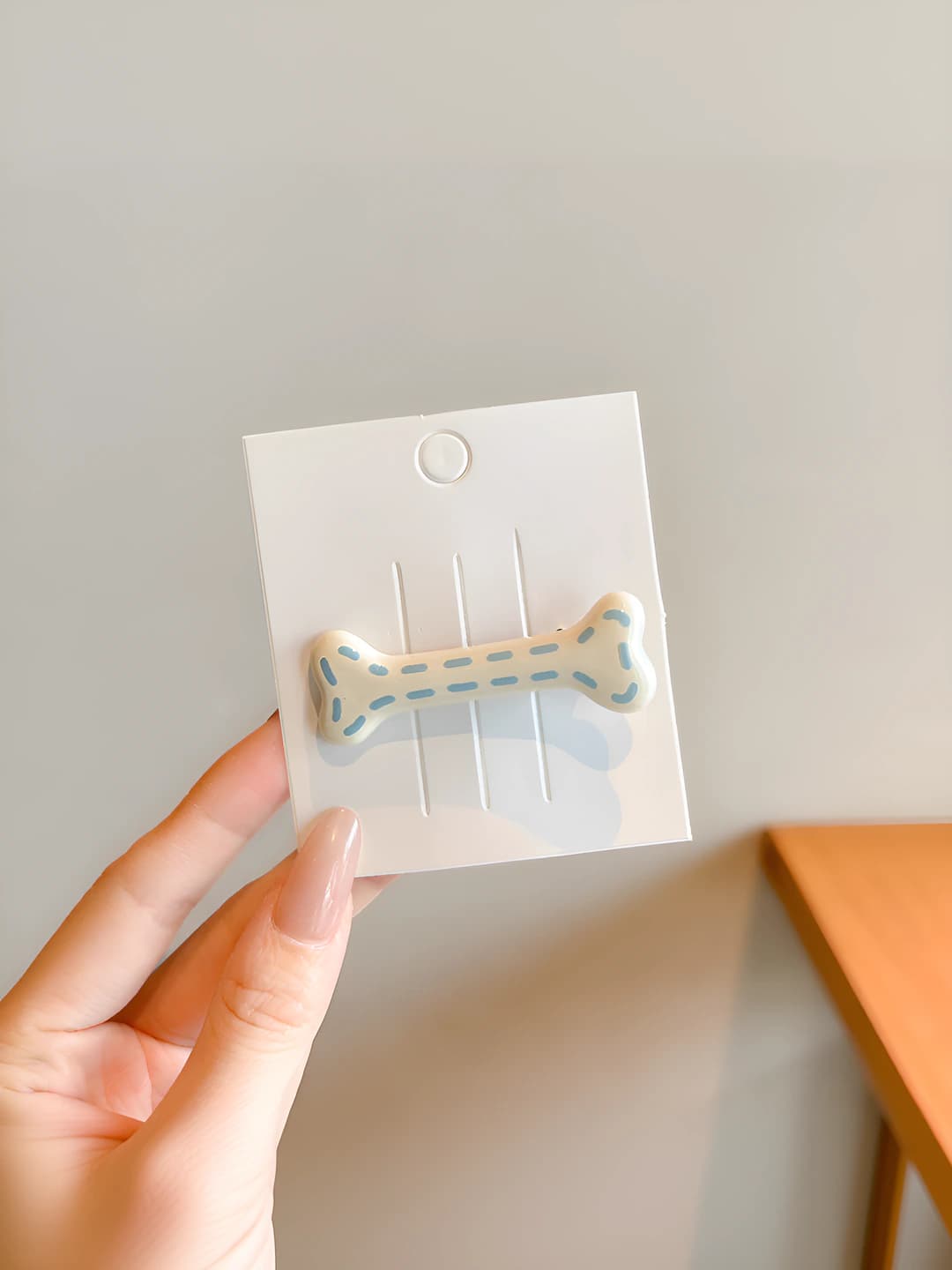 2# Off-white bone clip ~5.5 cm