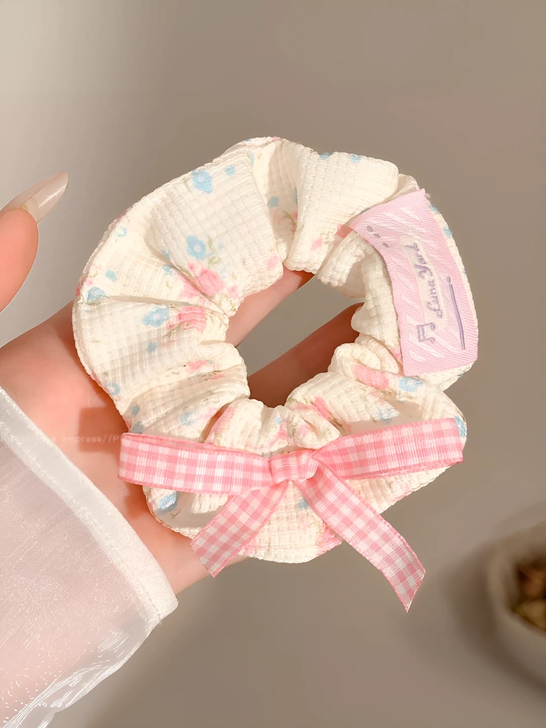 White plaid, pink bow 8 cm