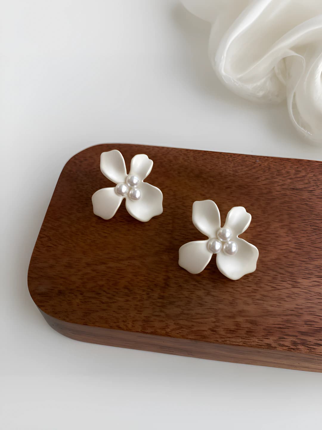 Women's white pearl flower earrings, vacation style, steel post
