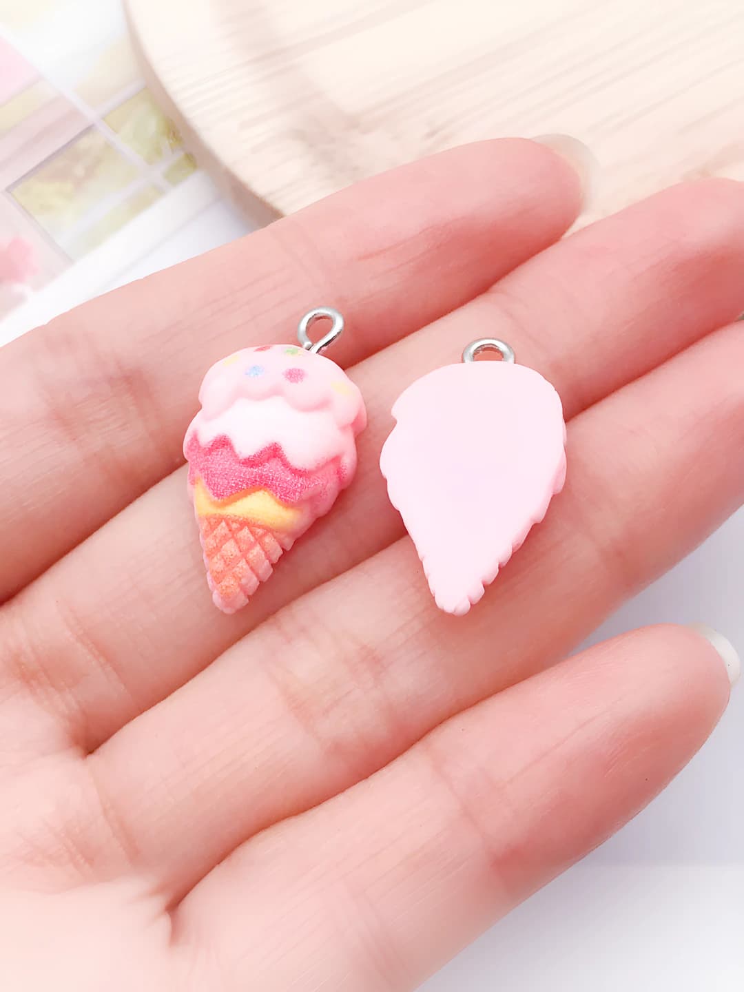 1 pink resin layered ice cream 25x13x6.5mm-1.1g