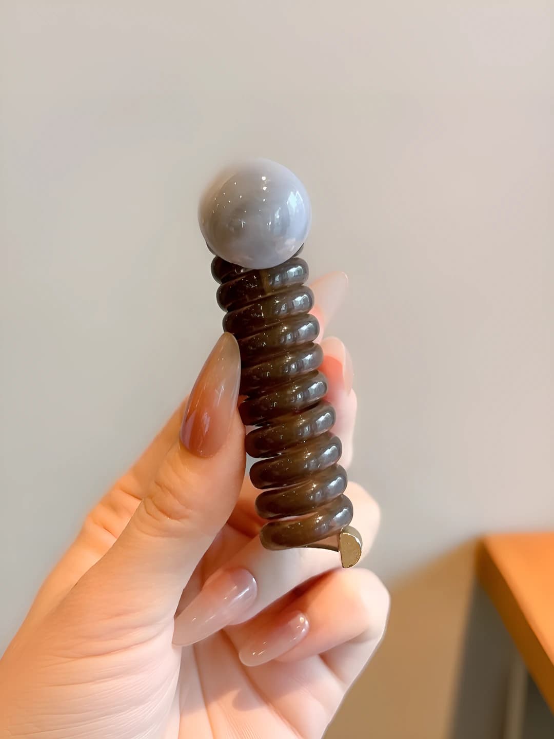 Jigarrang telefon simi, qora marvarid