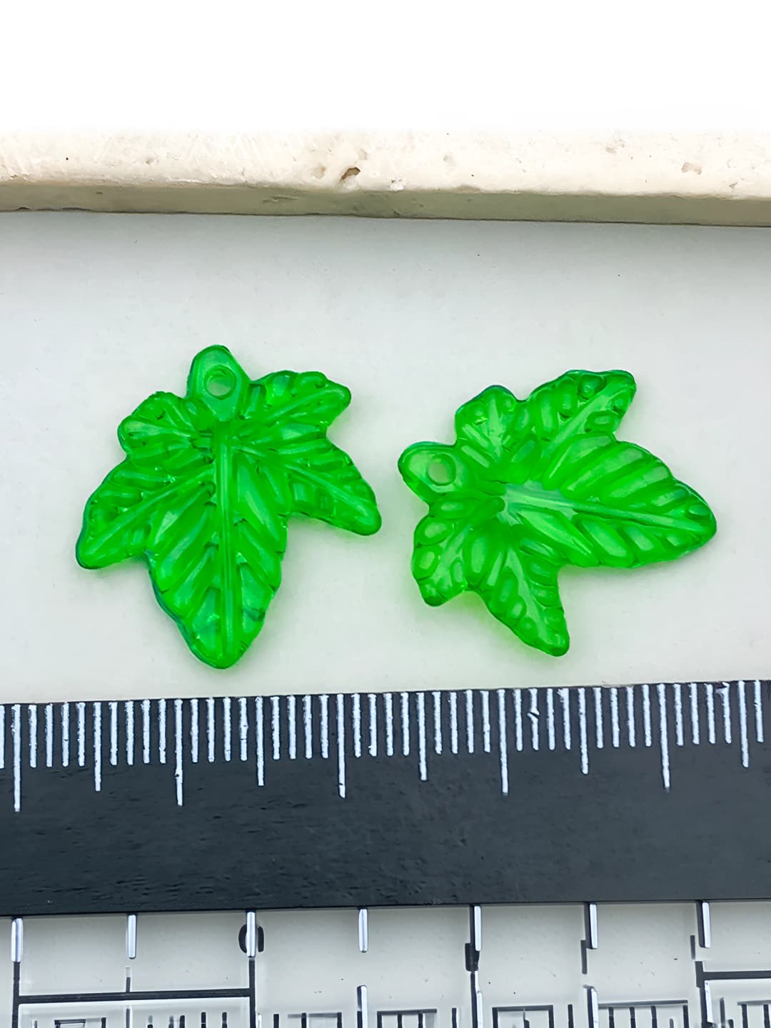 1 pc green acrylic maple leaf 21x20mm-0.4g-22149