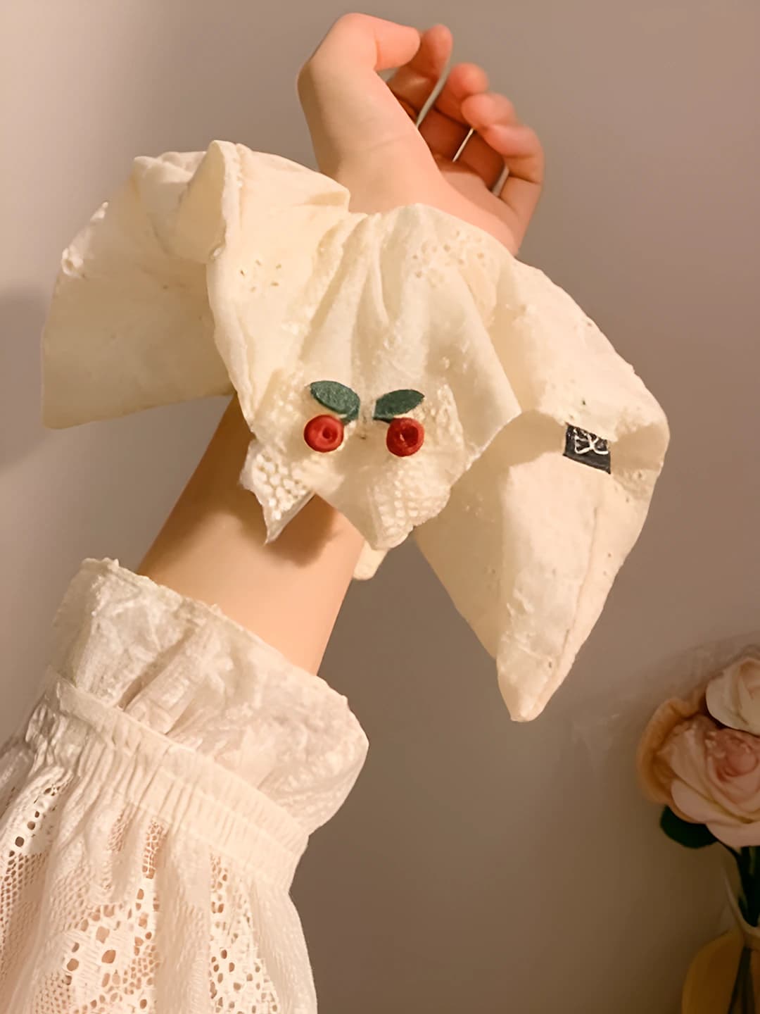 Белый с сердцем и вишней, 12 см