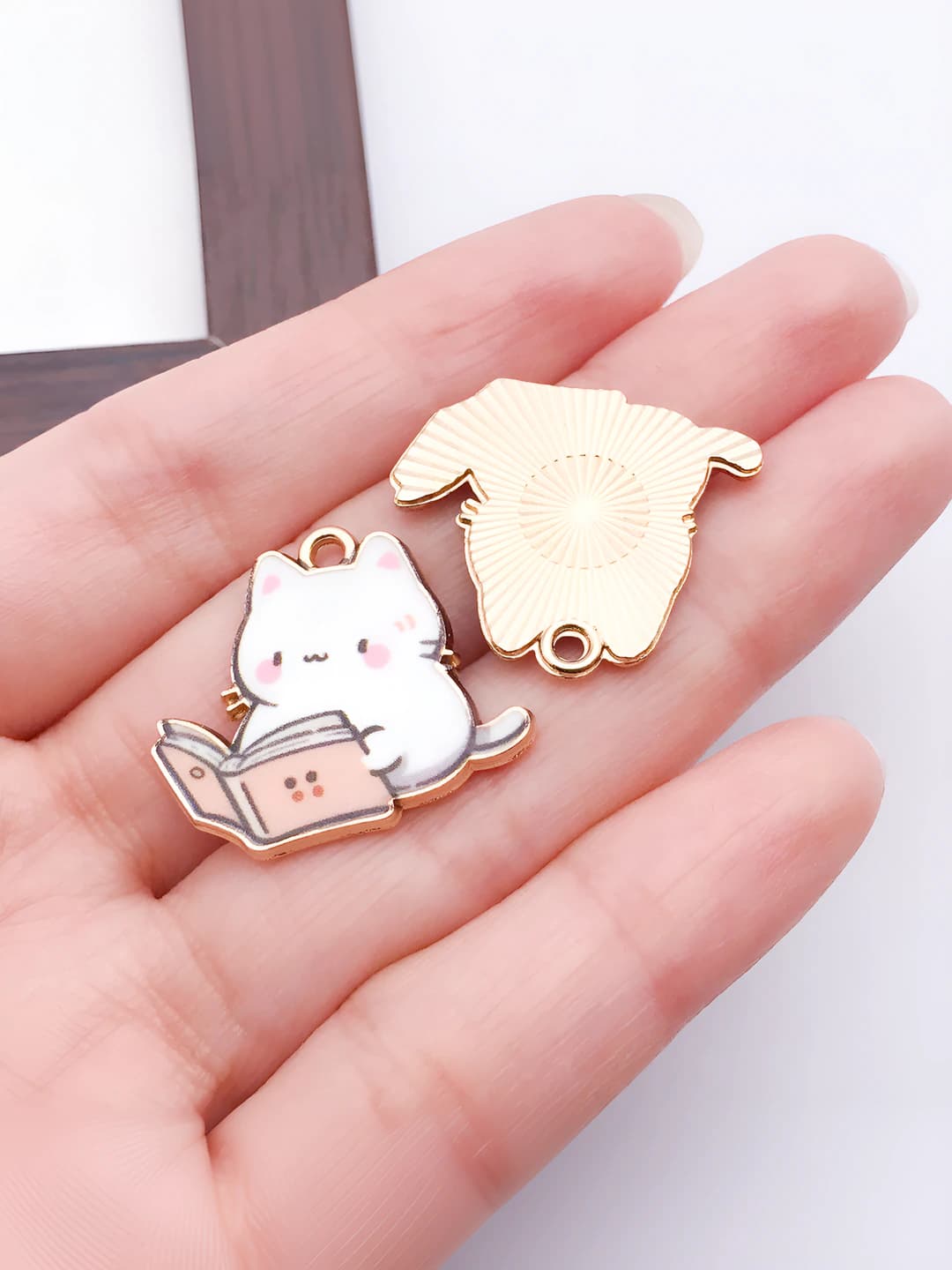 1 шт. Белый масляный принт, книга-кошка 22x25x2mm-1.85g
