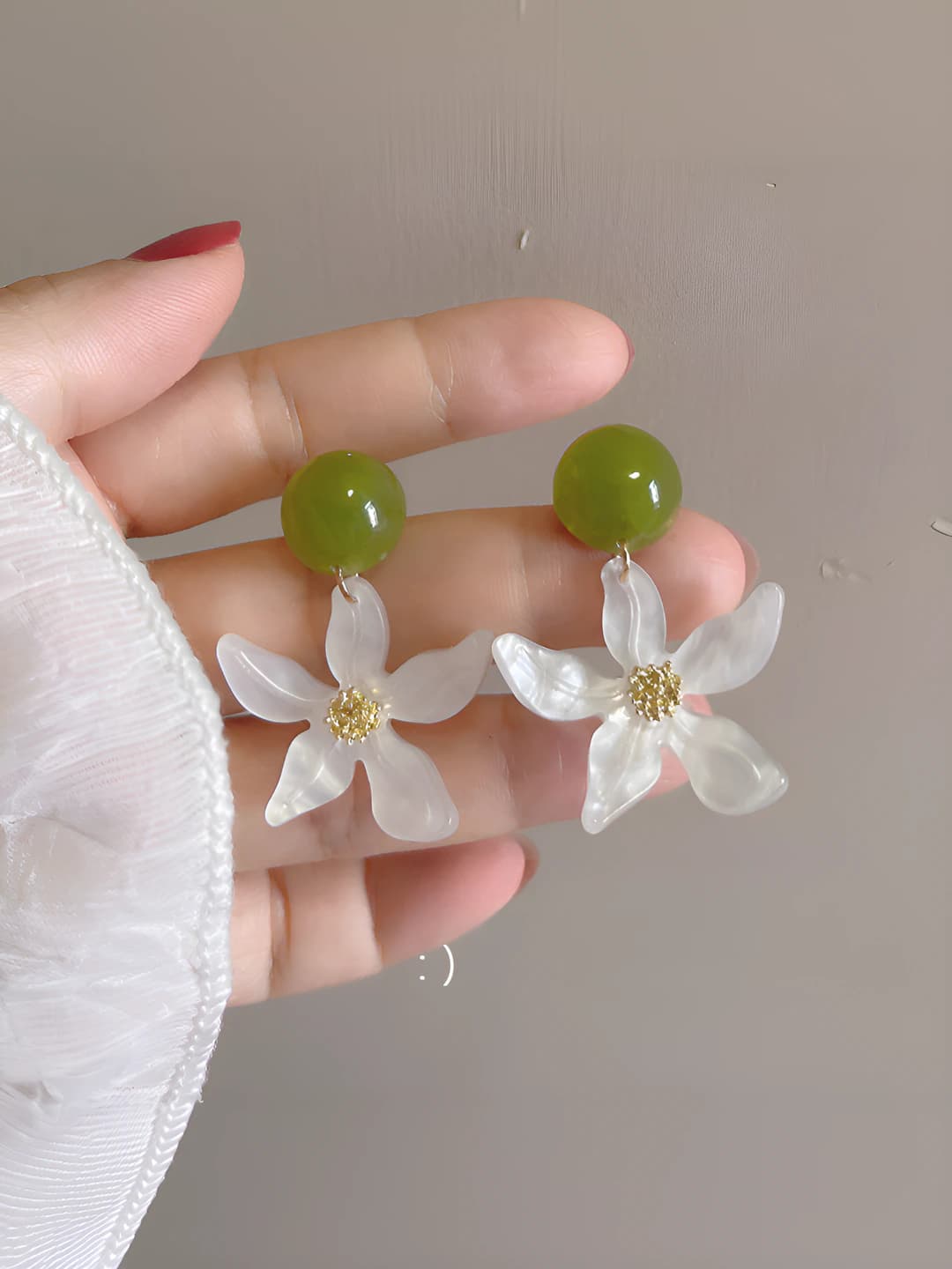 1# White flower earrings - Resin - ~4 cm