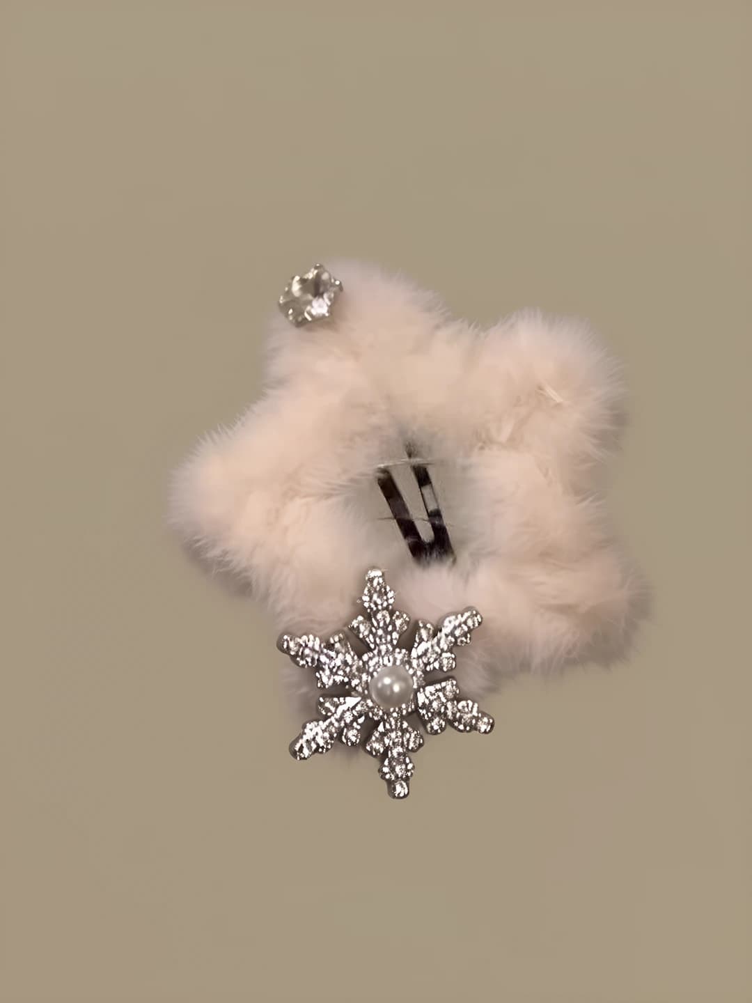 Winter opening - white fluffy hair clip