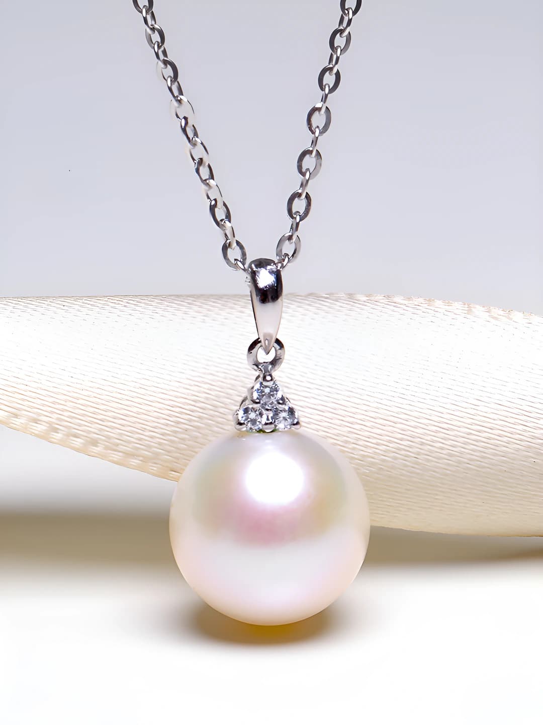 Women's natural freshwater pearl pendant necklace, light luxury style, for business occasion