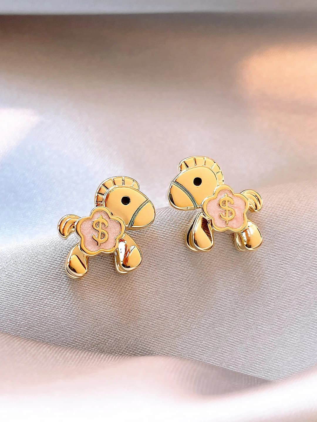 Women's gold flower and horse stud earrings, sleep-friendly, autumn-winter